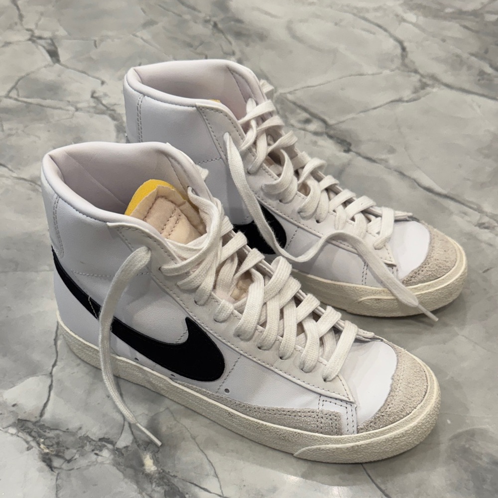 Nike Women's Blazer Mid 77 Shoes       Size 6.5